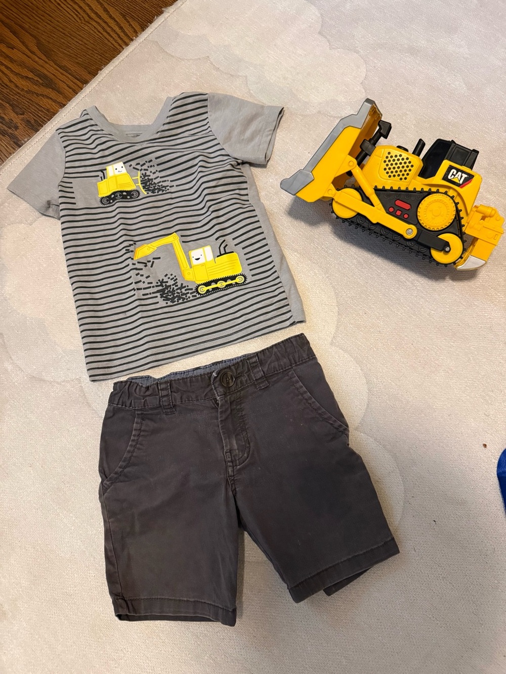 Cat & Jack Toddler Boy 2-Piece Set - Truck Tee 3T + Gray Shorts 4